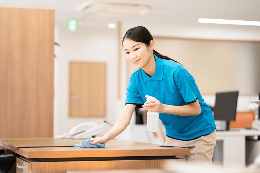 工場の日常清掃スタッフ